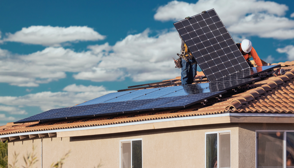 hommes réalisant une installation photovoltaique