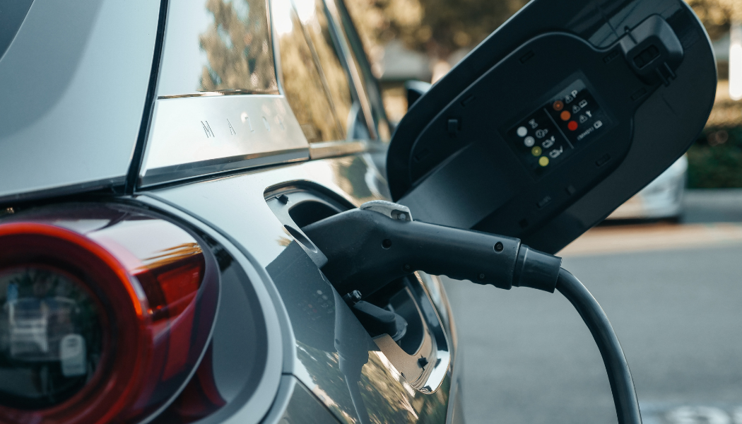 voiture élèctrique entrain de recharger