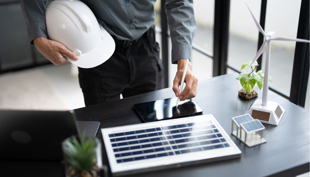 personne qui design un panneau solaire