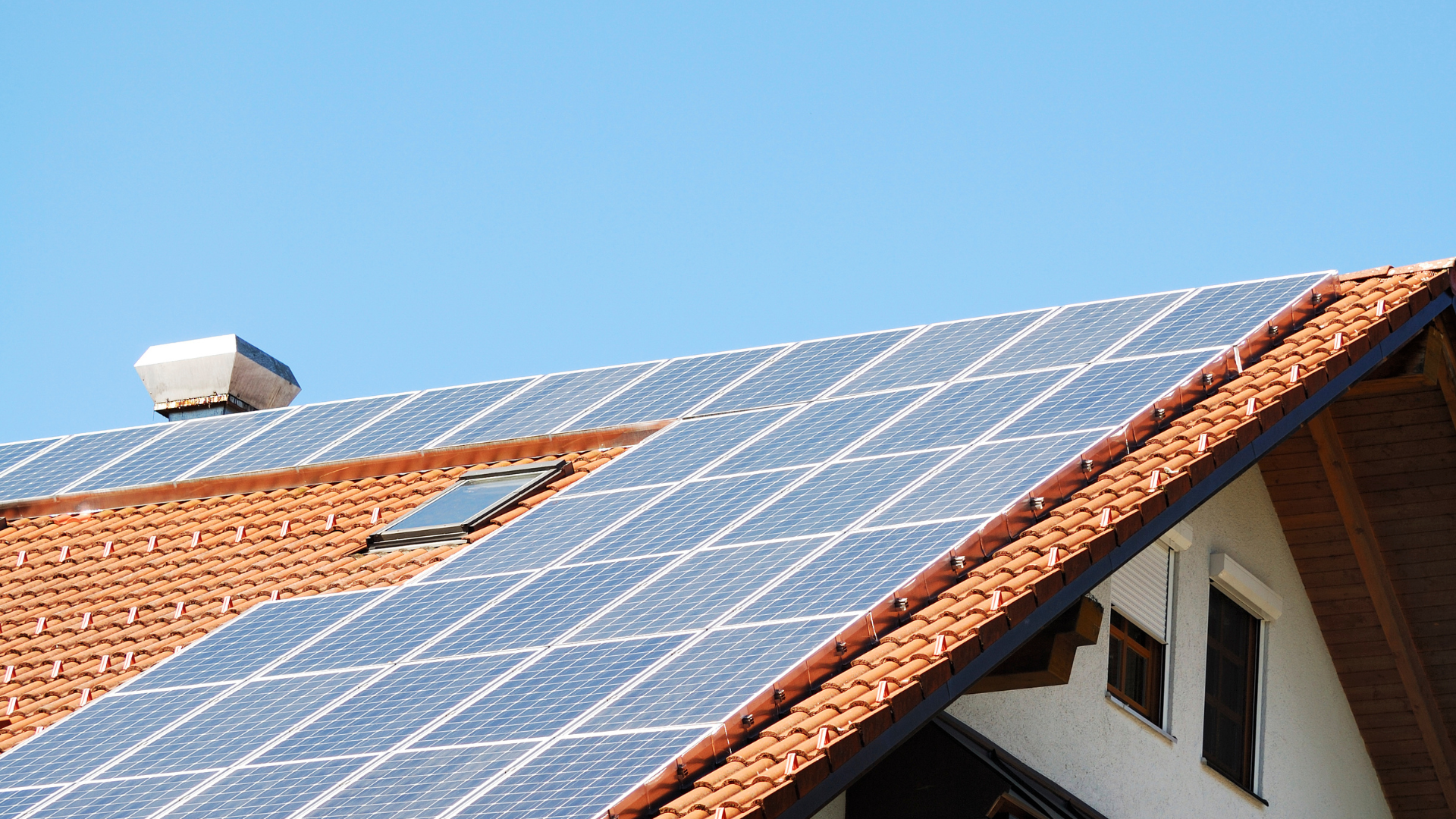 panneaux solaires sur le toit d'une maison