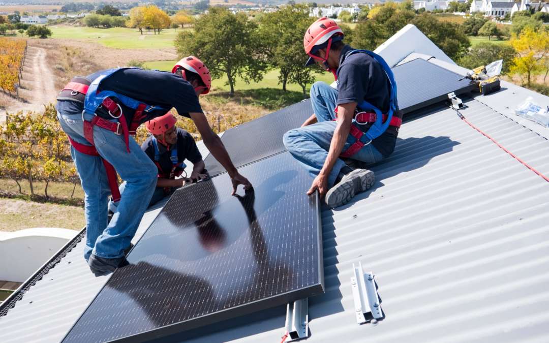 deux hommes sur des panneaux solaires