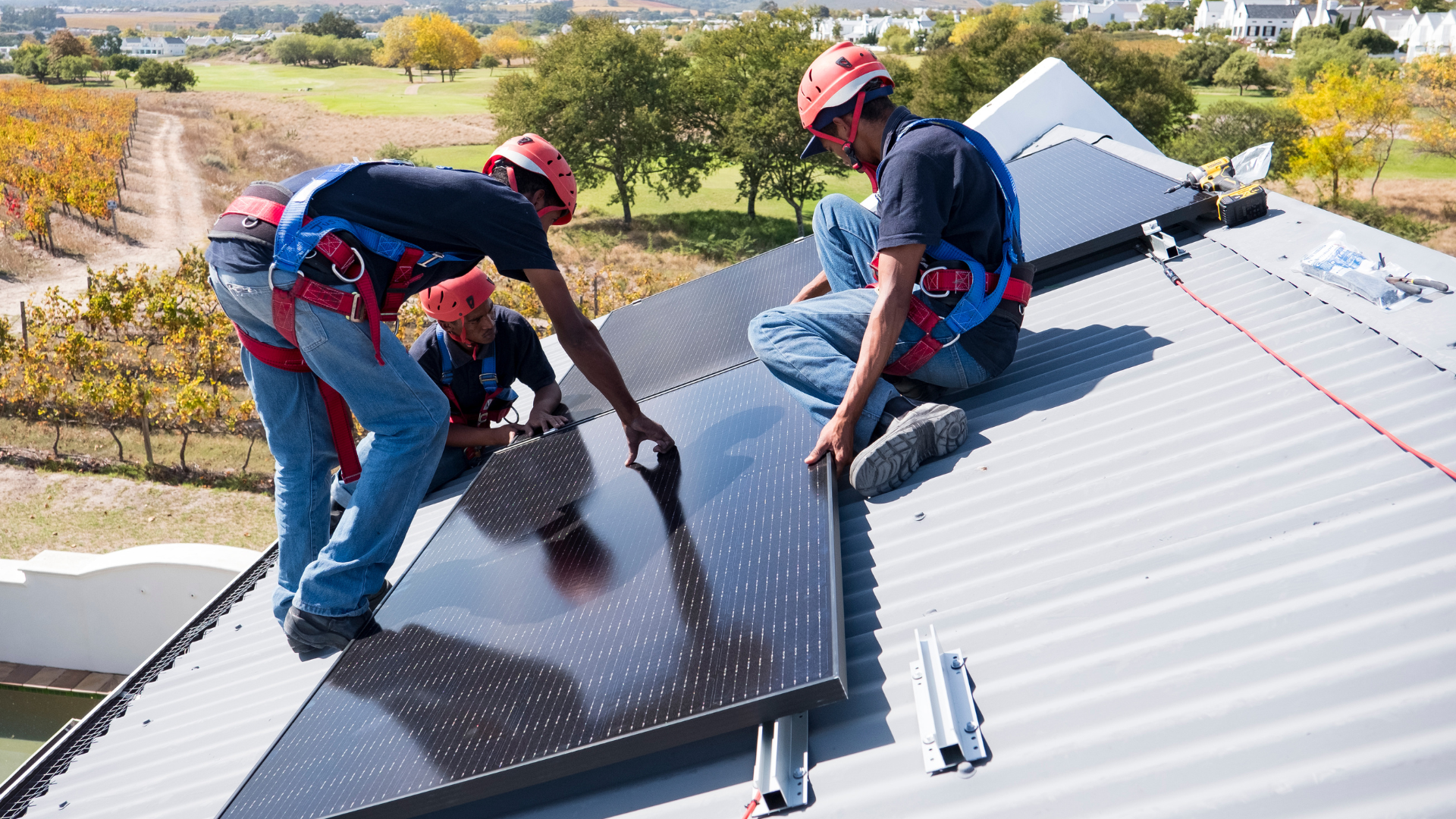 deux hommes sur des panneaux solaires